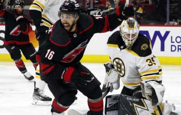 Carolina Hurricanes voitti Boston Bruinsin pudotuspelisarjassa