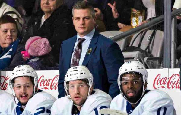 Sheldon Keefe fortsetter å lede Toronto Maple Leafs i jakten på høyere heder og ære.