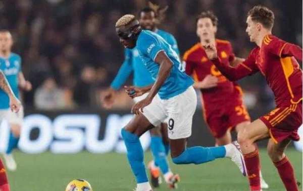 Roma verslaat Napoli met 2-0, waardoor de hoop op de Champions League weer wordt aangewakkerd