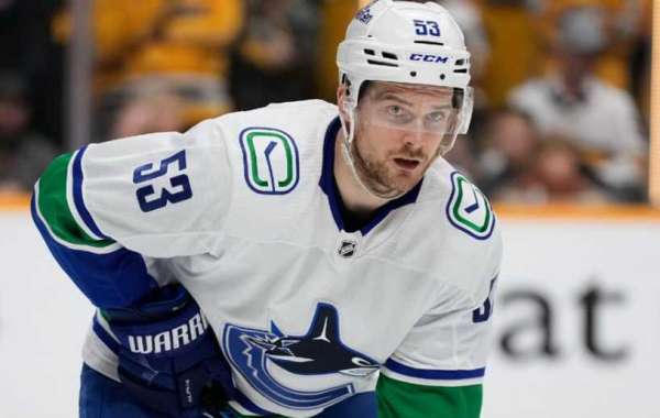 Vancouver Canucks fornyer senteret Teddy Blueger for to år